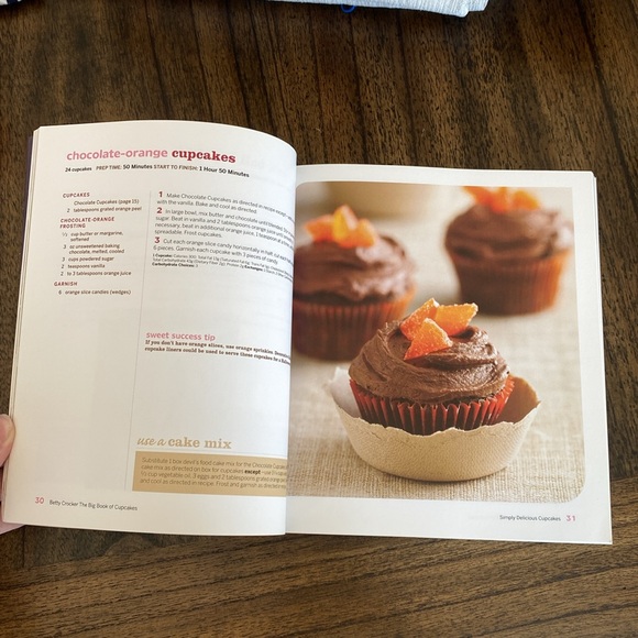Betty Crocker The Big Book Of Cupcakes Paperback Party Baking Cookbook - Picture 3 of 7